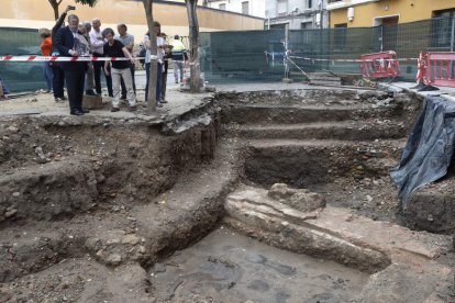 El alcade, Antonio Silván, y la arqueóloga Mari Luz González, junto a los restos del Praetorium aparecidos en la plaza de San Pelayo. RAMIRO