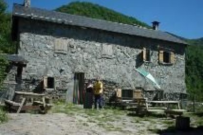 Elvira y su marido ante el albergue de la asociación La Salga en la braña de Rabanal de arriba