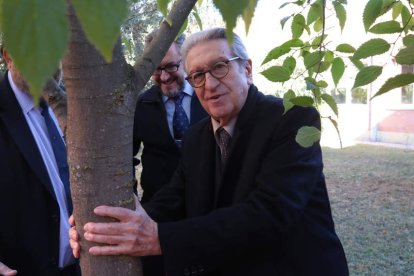 Gil Aluja visita el árbol que plantó en el campus cuando le hicieron doctor Honoris Causa en 2002. RAMIRO