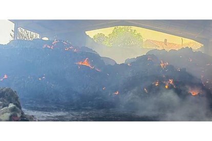 Imagen del interior de la nave, con el fuego aún activo. DL