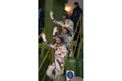 Los tres astronautas que partieron ayer se despiden antes de introducirse en la «Soyuz»