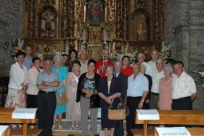 Foto de familia de los asistentes al retorno del cáliz a Castrocontrigo.