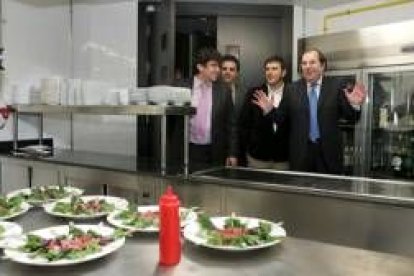 Carlos Domínguez Cidón, Alfonso Ordóñez, Rafael Doctor y Juan Vicente Herrera en la cocina del Musac