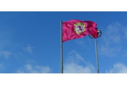 Bandera de León a la entrada de la ciudad. DL