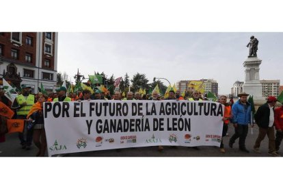 Todos los representantes de las organizaciones agrarias de León sostienen la pancarta principal de la tractorada que recorrió León el 28 de febrero de 2020. RAMIRO