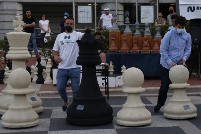 Pepe Cuenca y Jaime Santos, durante la partida. FERNANDO OTERO