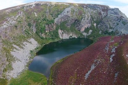 Vista aérea del Lago de Truchillas, emblema del proyecto de Geoparque del Valle del Eria. J. FERNÁNDEZ LOZANO