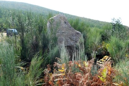 Menhir descubierto en las inmediaciones de la pedanía de Tejeira, perteneciente al municipio de Villafranca del Bierzo.