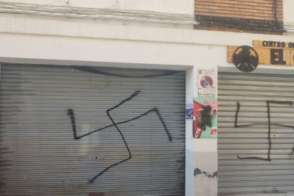 Pintadas en la sede del PCTE de León. DL