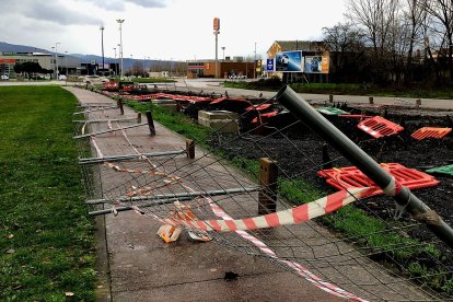 Vallas en la zona de paseo de La Rosaleda, en Ponferrada, esta mañana de 1 de enero de 2023. DL