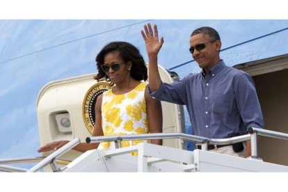 Obama se despide en las escaleras del avión que le llevará hasta la exclusiva isla de Martha's Vineyard.