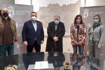 De izquierda a derecha, Vicente Santos, Eduardo Morán, Luis María Fernández, Susana Folla y Ana Isabel Tagarro durante el acto de imposición de la insignia de plata federativa. DL