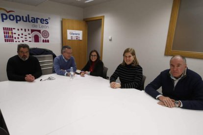 Encuentro que mantuvieron ayer las formaciones del PP, Cs y UPL en el Ayuntamiento de León. RAMIRO