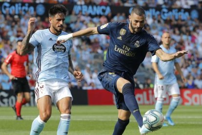 Benzema anotó el primer gol para el Madrid, el que allanaba el triunfo de los blancos frente a un correoso Celta de Vigo. LAVANDEIRA JR