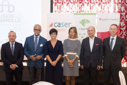 Patrocinadores y ponentes, antes de comenzar el acto en el Hotel Conde Luna. FERNANDO OTERO