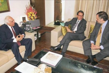 El presidente de la Generalitat, Artur Mas, con el embajador español en la India, Gustavo de Arístegui (derecha) y el ministro indio de Telecomunicaciones, Kapil Sibal (izquierda), este martes, 26 de noviembre, en Nueva Delhi.