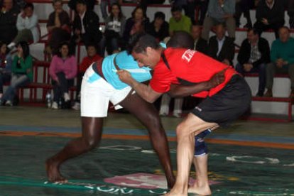 «El Zorro» de Ambasaguas dio su «alternativa» en el luche al senegalés Youss