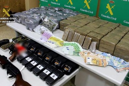 Droga y armas aprehendidas en la operación Mizos