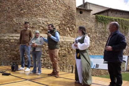 Javier Santiago hizo entrega de un recuerdo a Mari Paz Montes. CAMPOS