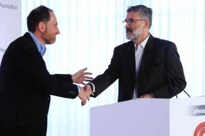 El director de El Periódico, Enric Hernàndez, da paso a la intervención de Carles Riera.