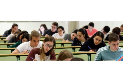 Alumnos leoneses durante una de las últimas pruebas de la Ebau en León. MARCIANO PÉREZ