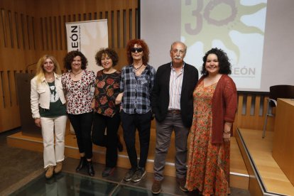 Junta directiva y pacientes de Alcles, ayer en la presentación de los actos del treinta aniversario. FERNANDO OTERO