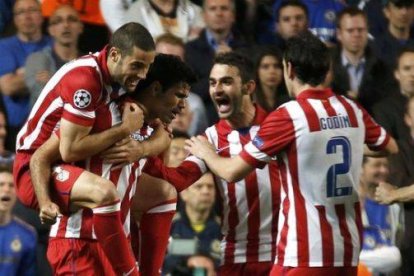 Mario Suárez, Adrián y Godín felicitan a Costa después del gol de penalti.