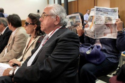 El doctor Carlos Morín y su esposa María Luisa Durán (izq) durante el juicio.