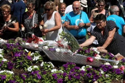 Un momento de la ofrenda floral que ha tenido lugar en la Terminal 2 del aeropuerto de Barajas con motivo del décimo aniversario del accidente de un avión de la compañía Spanair al poco despegar de dicho aeropuerto