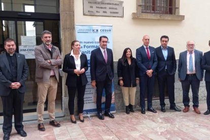 A la presentación del centro acudieron García, Álvarez, Muñoz, Suárez-Quiñones, la directora, Diez, Aller, Álvarez y Vega. MIGUEL F.B.