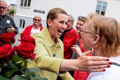 La líder socialdemocrata Mette Frederiksen antes de acudir a votar este miercoles  en Alborg.