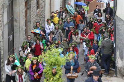 Los maios recorrieron Villafranca entonando cánticos típicos y recogiendo propinas.