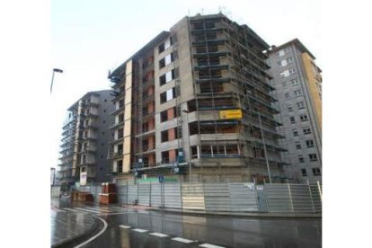 Viviendas en fase de construcción, este años, en el barrio ponferradino de La Rosaleda.