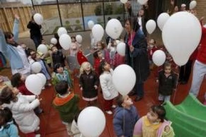 Los niños y niñas de la escuela infantil de San Andrés soltaron cien globos para celebrar este día