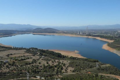 Vista general del pantano de Bárcena, un atractivo turístico que une a Congosto, Cubillos, Ponferrada y Toreno. L. DE LA MATA