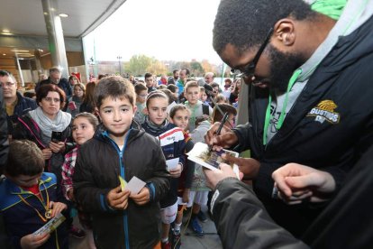 Los jugadores del Agustinos entregaron medallas a los niños. RAMIRO