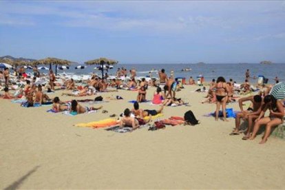 Ambiente en la playa den Bossa, en Ibiza.