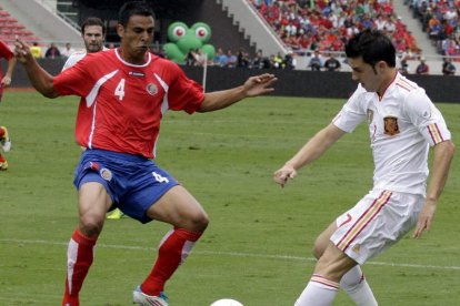 El jugador de la selección española David Villa disputa el balón con Michael Umaña.