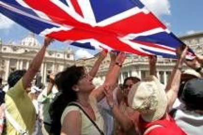 Un grupo de fieles madrileños agitan la bandera británica en el Vaticano