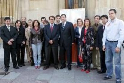 Foto de familia ante la Audiencia  de los candidatos del PP en la candidatura a las Cortes