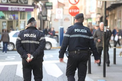 Agentes de la Policía Municipal de Ponferrada. LUIS DE LA MATA