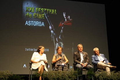 Emilia Villanueva, Amelia Villaín, Arsenio García y José Miguel Nieto, en el Teatro Gullón. DL