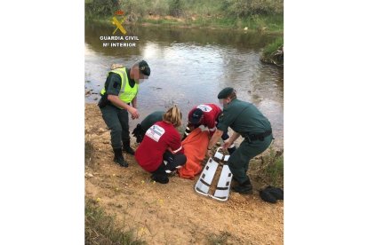 Un momento del rescate en el río Torío