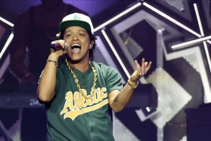 Bruno Mars durante un concierto.