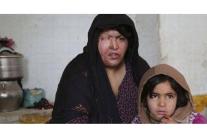 Akhtara, de 29 años, víctima de violencia doméstica, junto a su hija Gul Sanam, en su vivienda de Kabul (Afganistán).