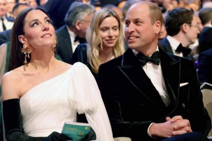 Kate Middleton con sus llamativos pendientes y el príncipe Guillermo en la ceremonia de los Bafta. DPA