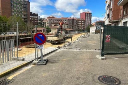 Las vallas bloquean ya el paso desde el cruce de Bilbao con La Vecilla. DL