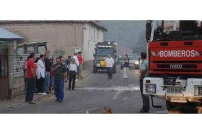 Los vecinos, obligados a dejar sus casas también plantaron cara al fuego.