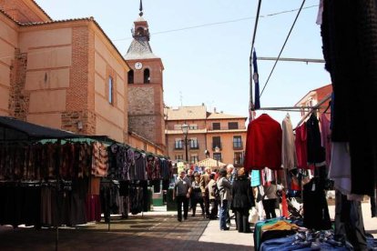 Imagen del mercado que cada domingo por la mañana se celebra en Santa María del Páramo. DL