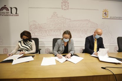 Firma del convenio entre el Ayuntamiento de León junto con la Fundación de la Escuela de Organización Industrial (EOI).. MARCIANO PÉREZ